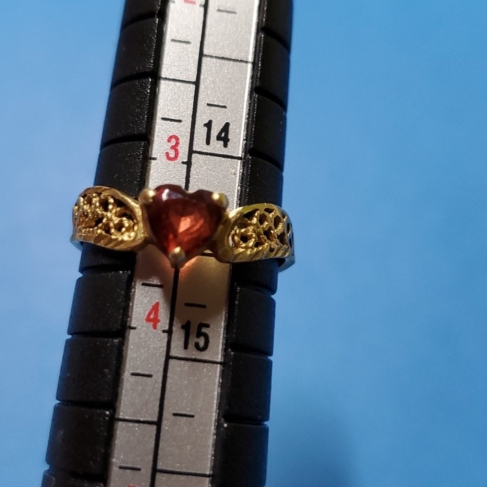 Heart-Shaped stamped 14k gold and garnet

Size 3.5  pinky or midi ring - Picture 3 of 4